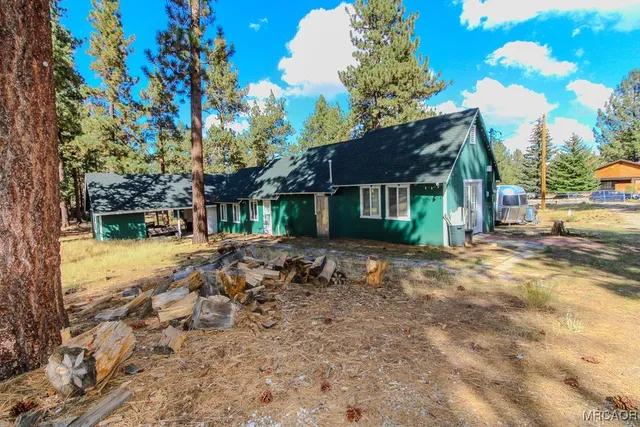 a view of a house with a yard