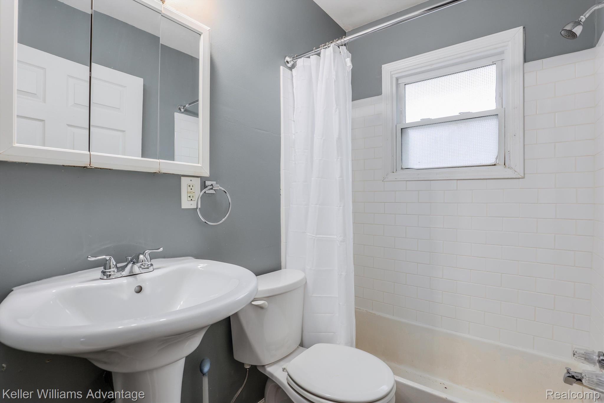 1832 Manse Road Waterford, MI 48328 - Photo 16 of 30 Remodeled Full bathroom w/ tile shower & new sink