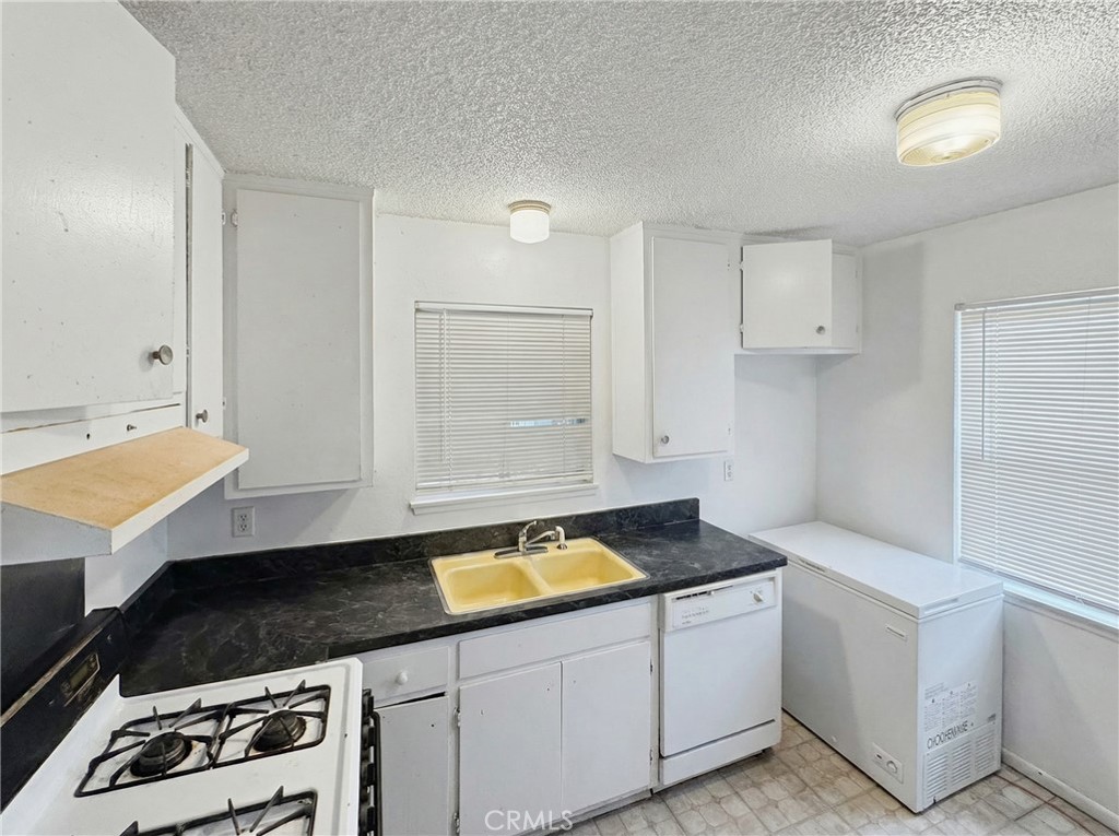 13073 Mohawk Road Apple Valley, CA 92308 - Photo 12 of 21 Unit 1: AI Enhanced.