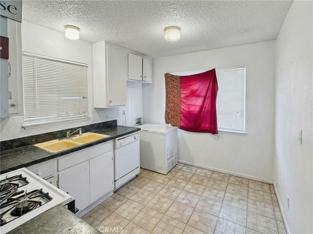 13073 Mohawk Road Apple Valley, CA 92308 - Photo 10 of 21 Unit 1: AI Enhanced.