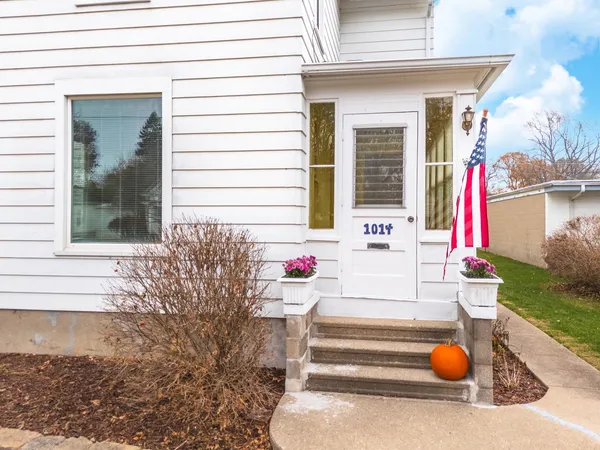 a view of entryway front of house