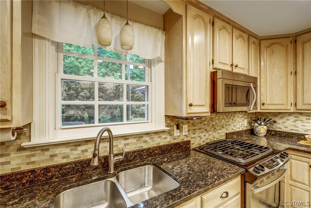 3901 Cheyenne Road Richmond, VA 23235 - Photo 14 of 49 a kitchen with granite countertop a sink stove and cabinets