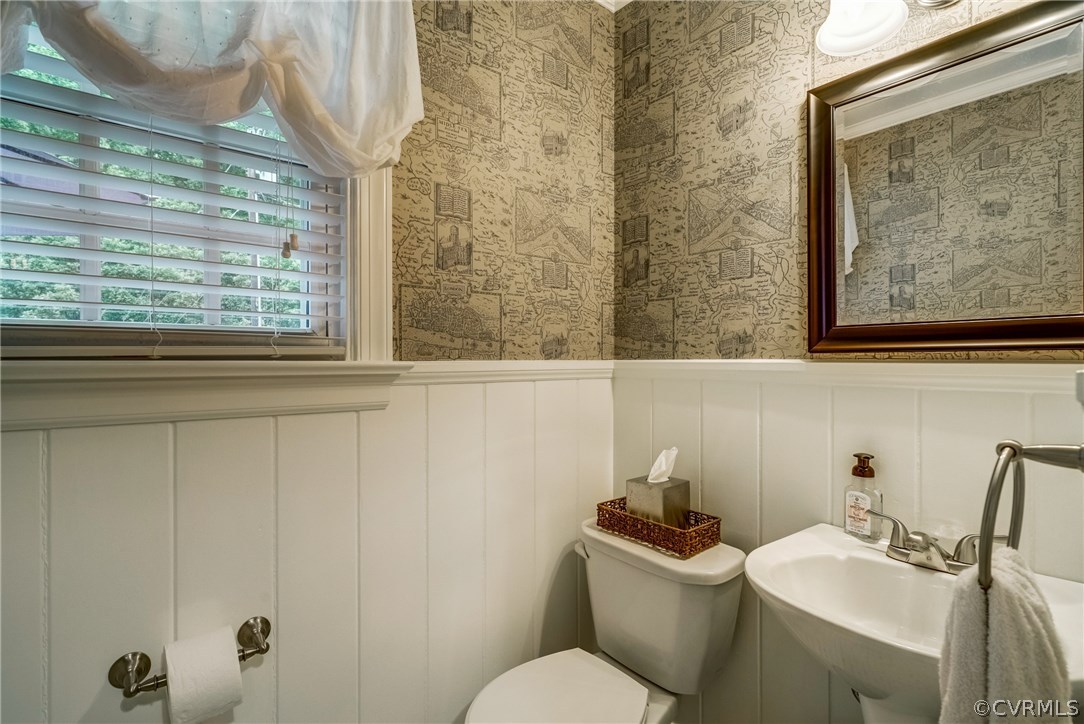 3901 Cheyenne Road Richmond, VA 23235 - Photo 23 of 49 a bathroom with a toilet sink and mirror