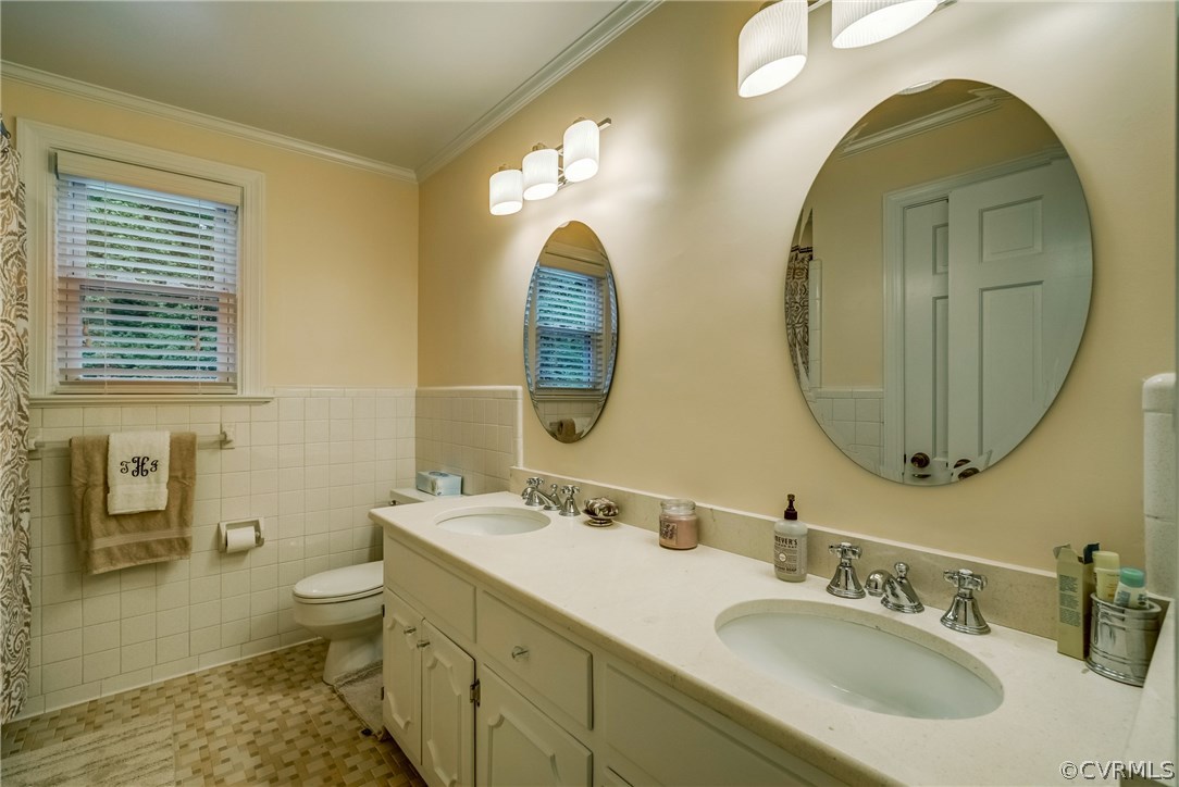 3901 Cheyenne Road Richmond, VA 23235 - Photo 24 of 49 a bathroom with a double vanity sink and a mirror