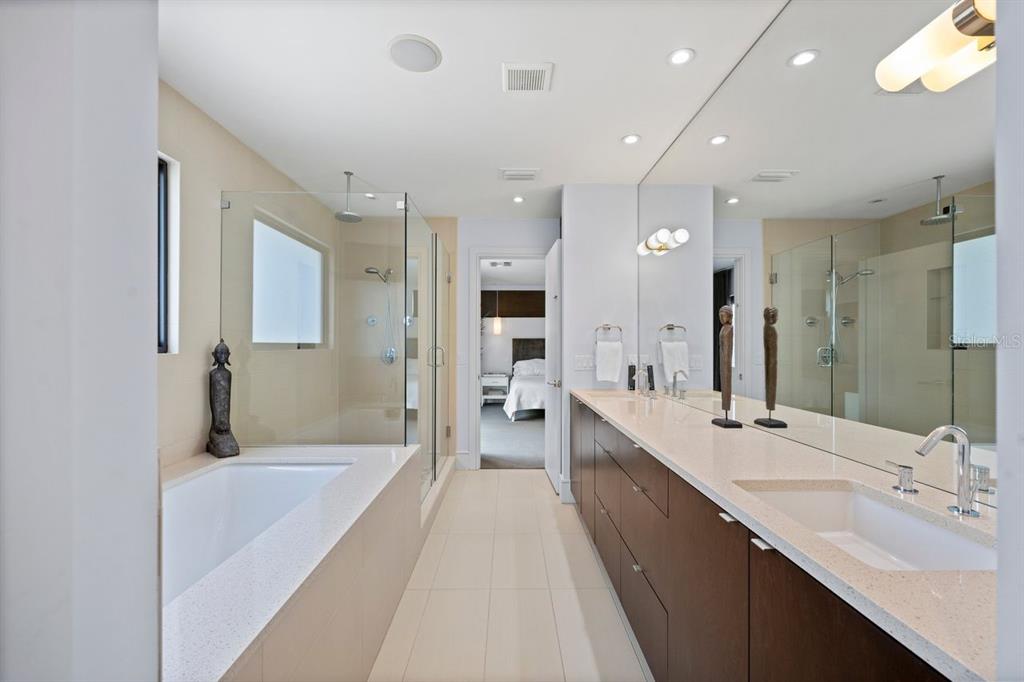 1411 Nottingham Street Orlando, FL 32803 - Photo 26 of 47 a bathroom with a tub a sink shower and mirror