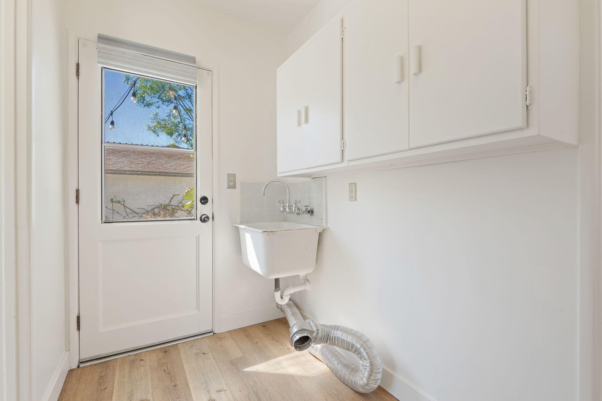 116 South Ontare Road Santa Barbara, CA 93105 - Photo 15 of 26 Laundry room