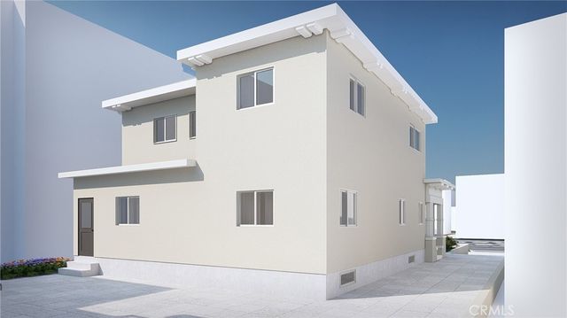 a view of a house with backyard