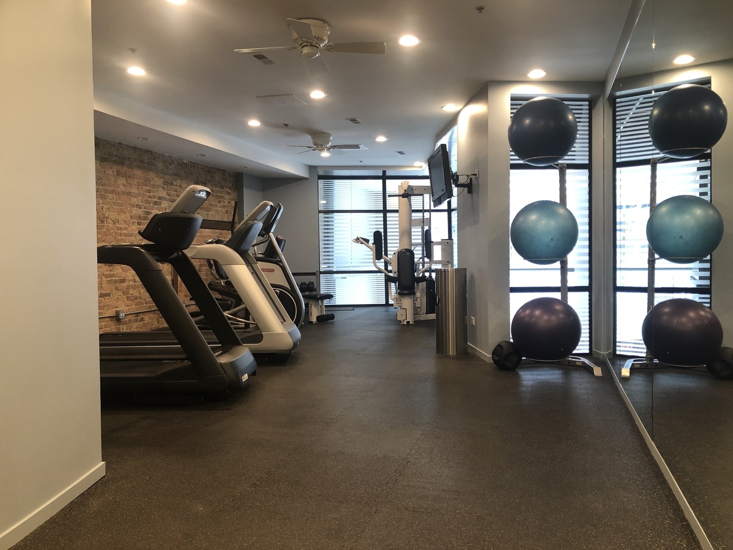 616 West Fulton Street, Unit 501 Chicago, IL 60661 - Photo 3 of 4 a view of a room with gym equipment