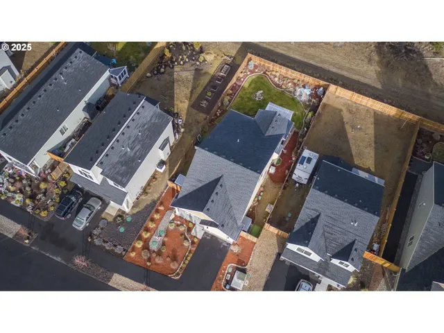 a black and white photo of a living room