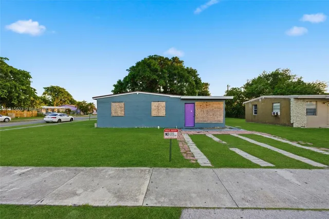 a view of a house with a yard