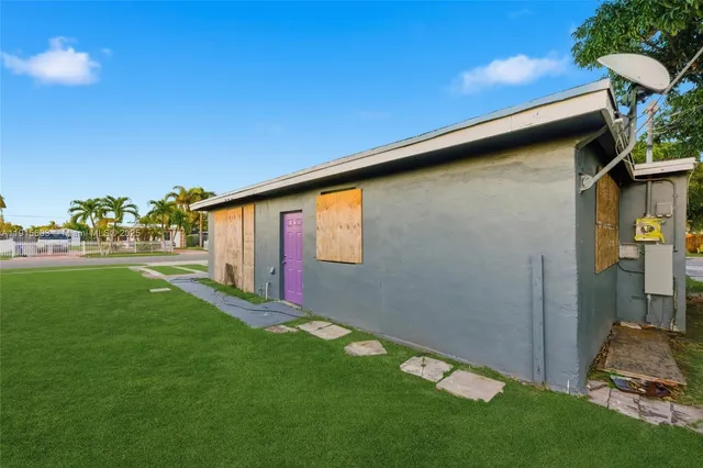 a view of back yard of the house