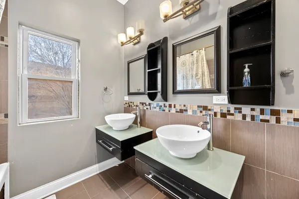 $374,900 | 4403 South Prairie Avenue, Chicago, IL 60653