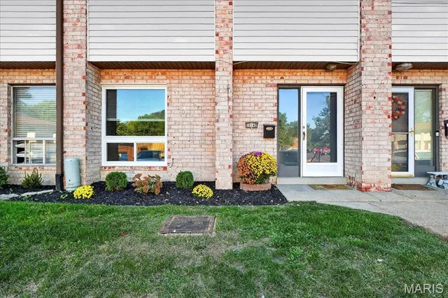 $195,000 | 10140 Sakura Drive, St. Louis, MO 63128