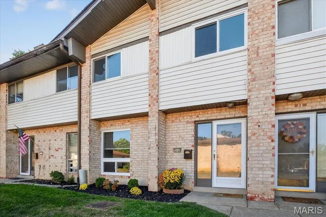 $205,000 | 10140 Sakura Drive, St. Louis, MO 63128