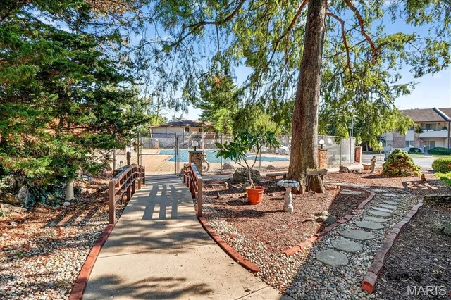 $195,000 | 10140 Sakura Drive, St. Louis, MO 63128