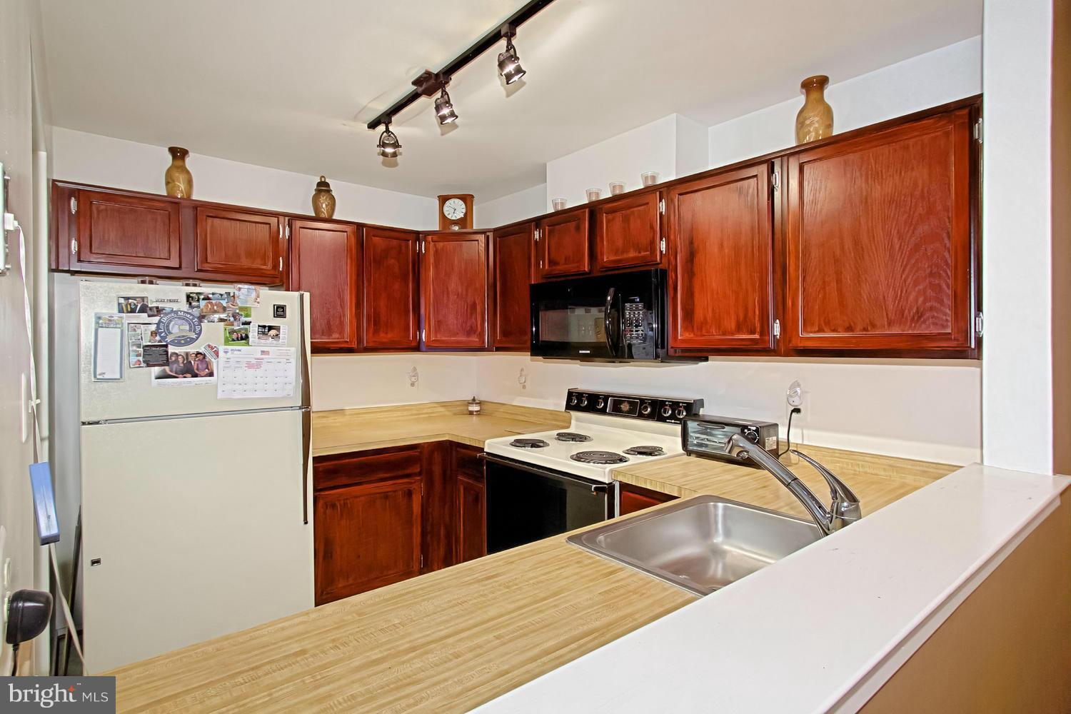 7828 Harrowgate Circle, Unit 125 Springfield, VA 22152 - Photo 14 of 28 Kitchen