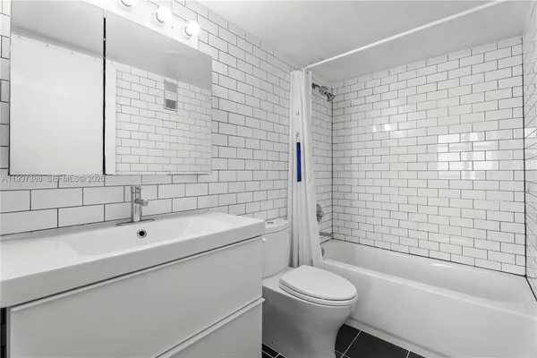 $4,000 | 770 Claughton Island Drive, Unit 1515, Miami, FL 33131