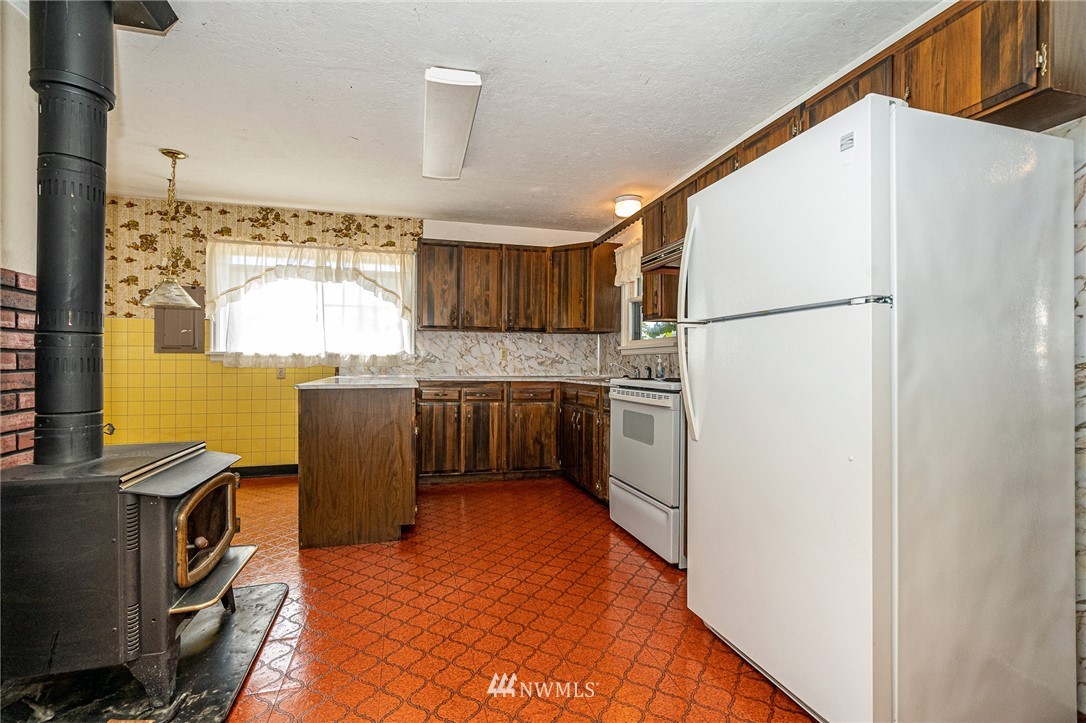 1458 Rush Road Chehalis, WA 98532 - Photo 11 of 40 a kitchen with a refrigerator and a stove