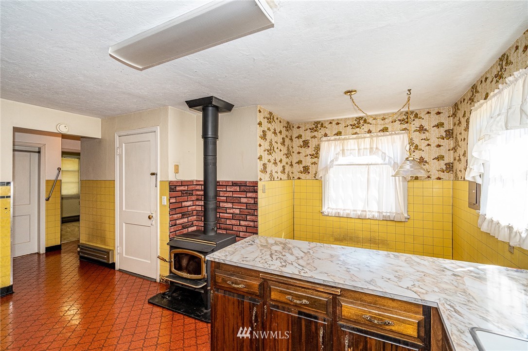 1458 Rush Road Chehalis, WA 98532 - Photo 12 of 40 a kitchen that has a lot of cabinets in it