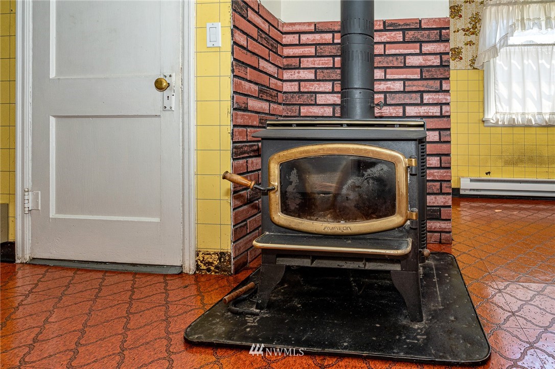 1458 Rush Road Chehalis, WA 98532 - Photo 13 of 40 a room with a fireplace and a rug