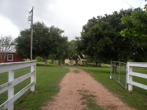$2,800 | 4077 Farm To Market Road 949, Sealy, TX 77474