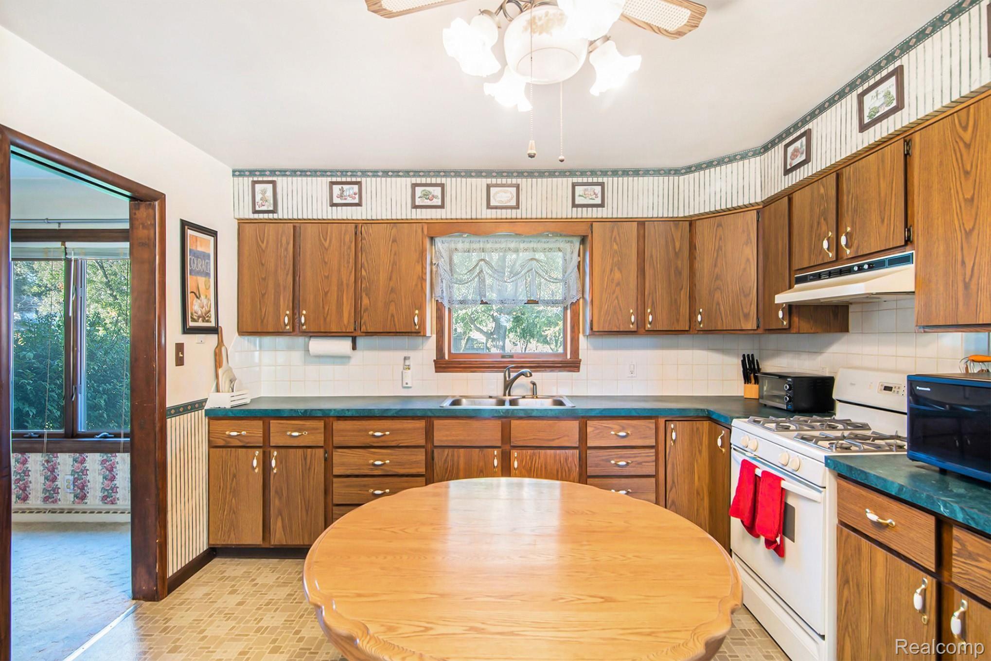 7096 Carpenter Road Flushing, MI 48433 - Photo 10 of 23 11.jpg