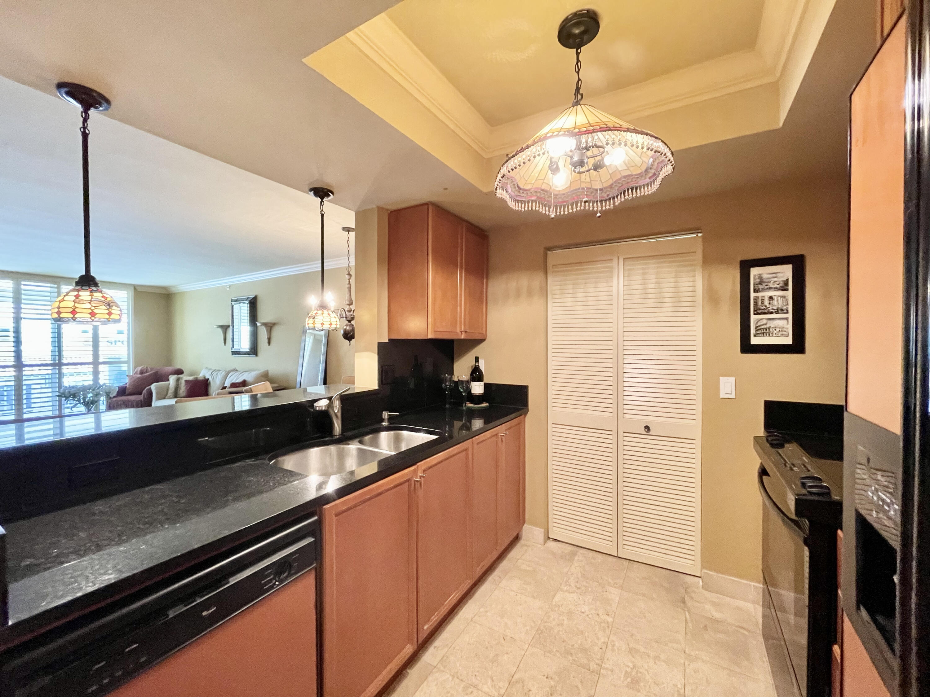 99 Southeast Mizner Boulevard, Unit 223 Boca Raton, FL 33432 - Photo 13 of 23 Kitchen w/Granite countertops