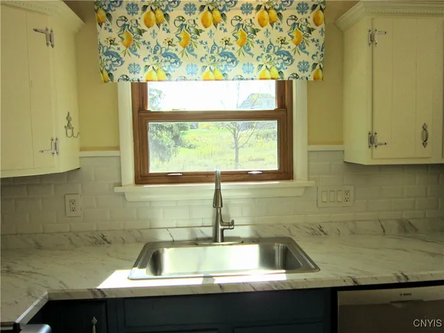 $366,900 | 37 Janet Terrace, New Hartford, NY 13413