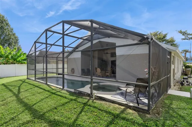 a view of a backyard