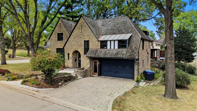 $325,000 | 218 North Brinton Avenue, Dixon, IL 61021