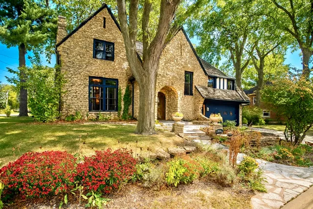 $325,000 | 218 North Brinton Avenue, Dixon, IL 61021