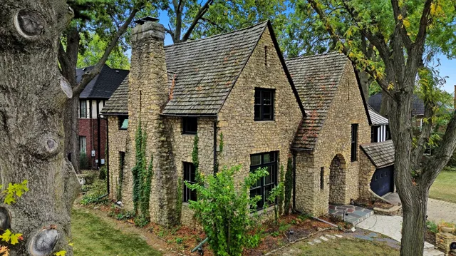 $325,000 | 218 North Brinton Avenue, Dixon, IL 61021