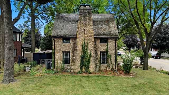 $325,000 | 218 North Brinton Avenue, Dixon, IL 61021