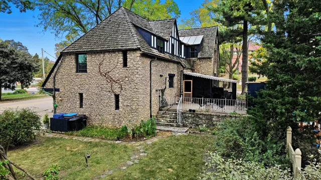 $325,000 | 218 North Brinton Avenue, Dixon, IL 61021