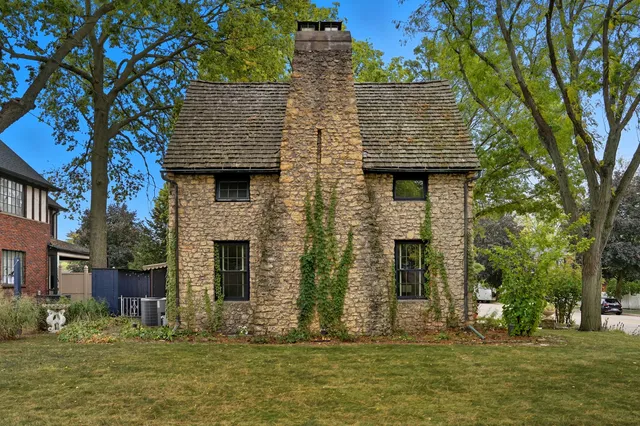 $325,000 | 218 North Brinton Avenue, Dixon, IL 61021