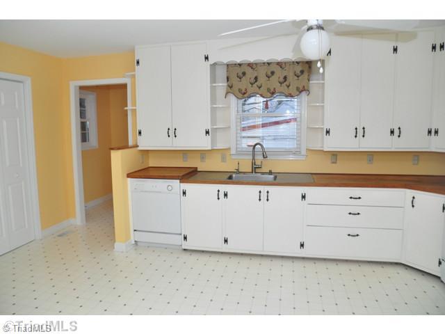 4240 Hampton Road Clemmons, NC 27012 - Photo 4 of 16 Kitchen.