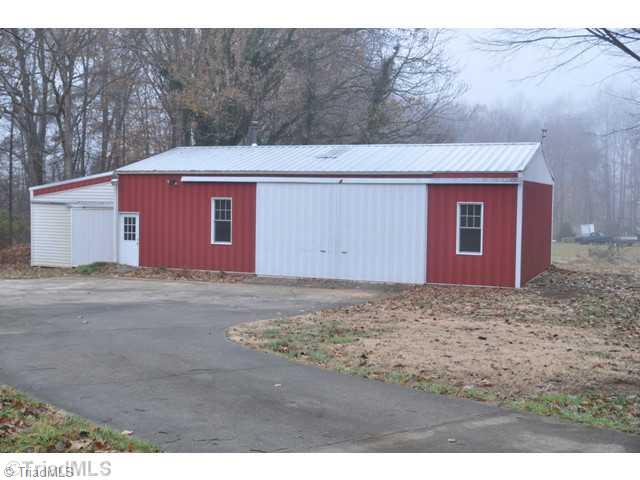 4240 Hampton Road Clemmons, NC 27012 - Photo 5 of 16 Workshop.