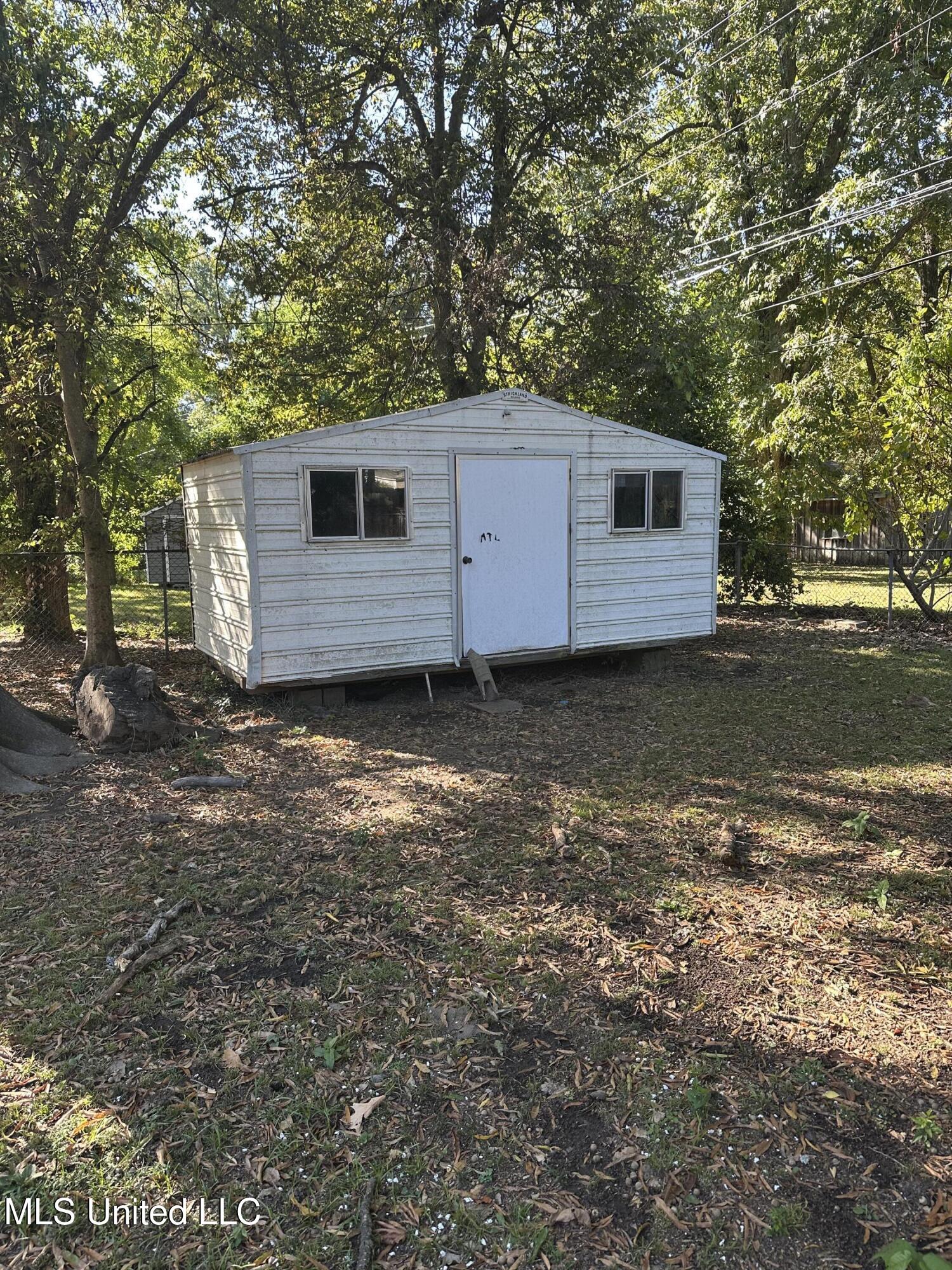 602 Cherokee Road Greenwood, MS 38930 - Photo 3 of 7 Storage Shed