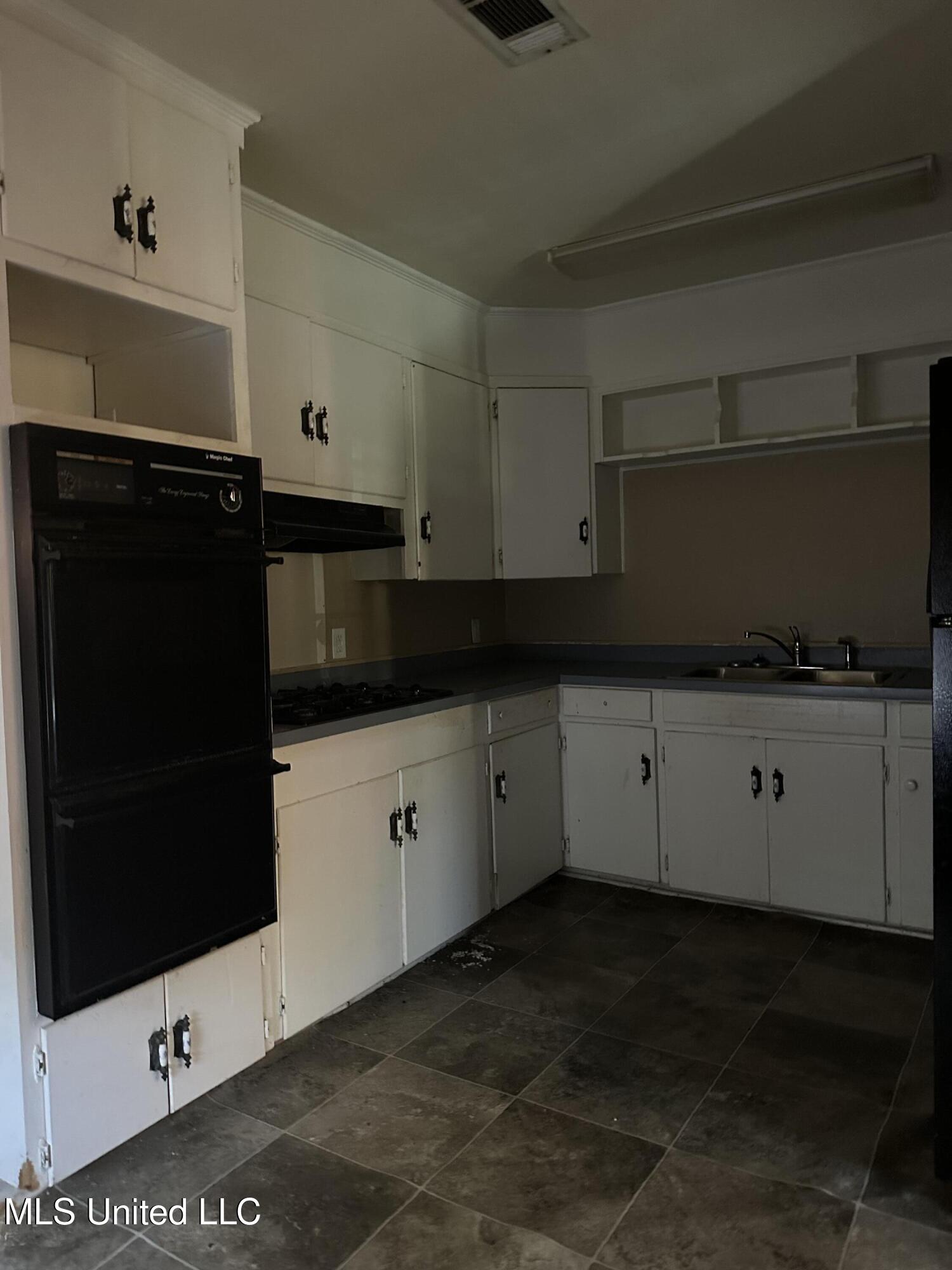 602 Cherokee Road Greenwood, MS 38930 - Photo 5 of 7 Kitchen