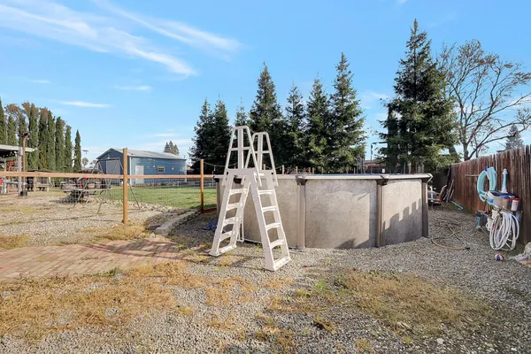a view of a backyard