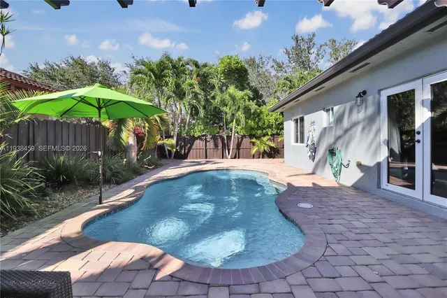 a view of a backyard