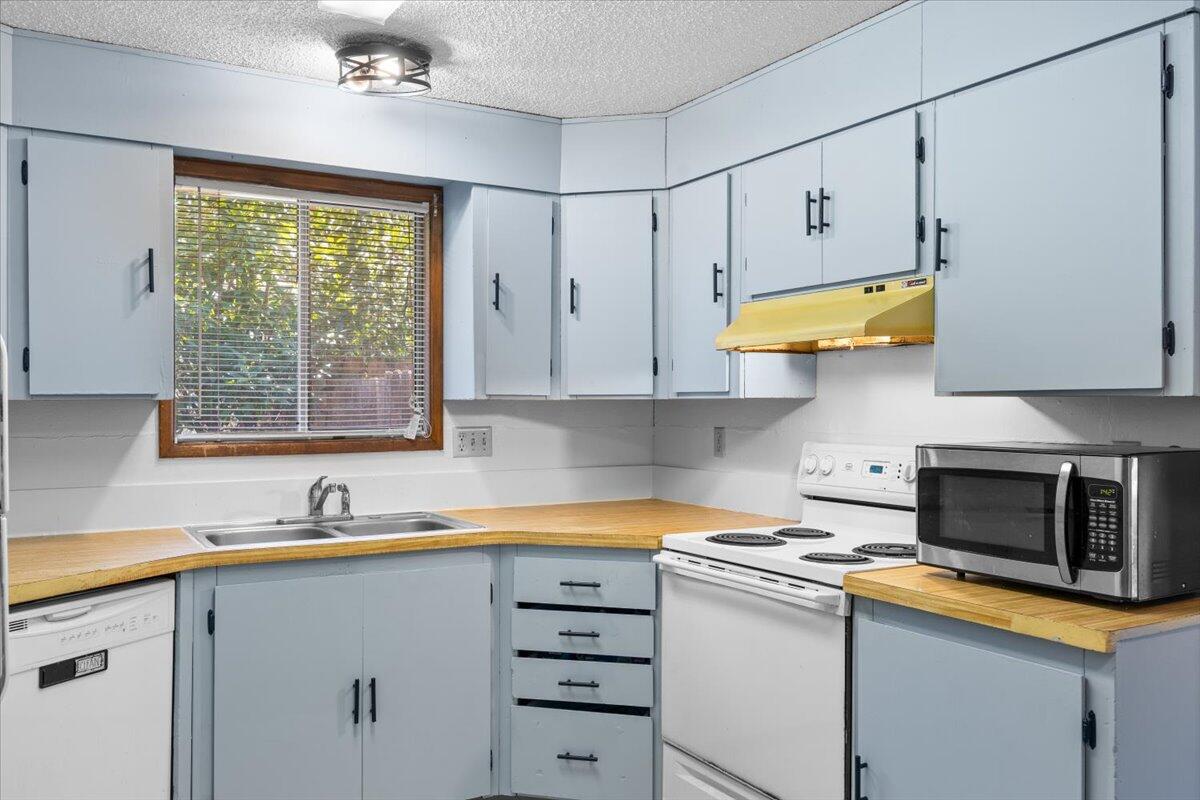 610 Freeman Road Central Point, OR 97502 - Photo 5 of 18 09-IMG_3098