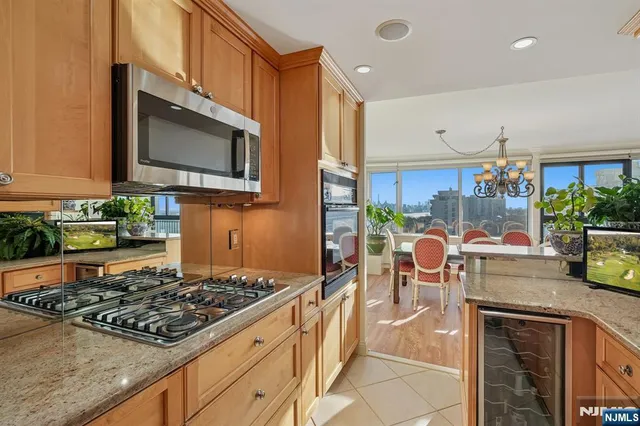 $650,000 | 5 Horizon Road, Unit 14051407, Fort Lee, NJ 07024