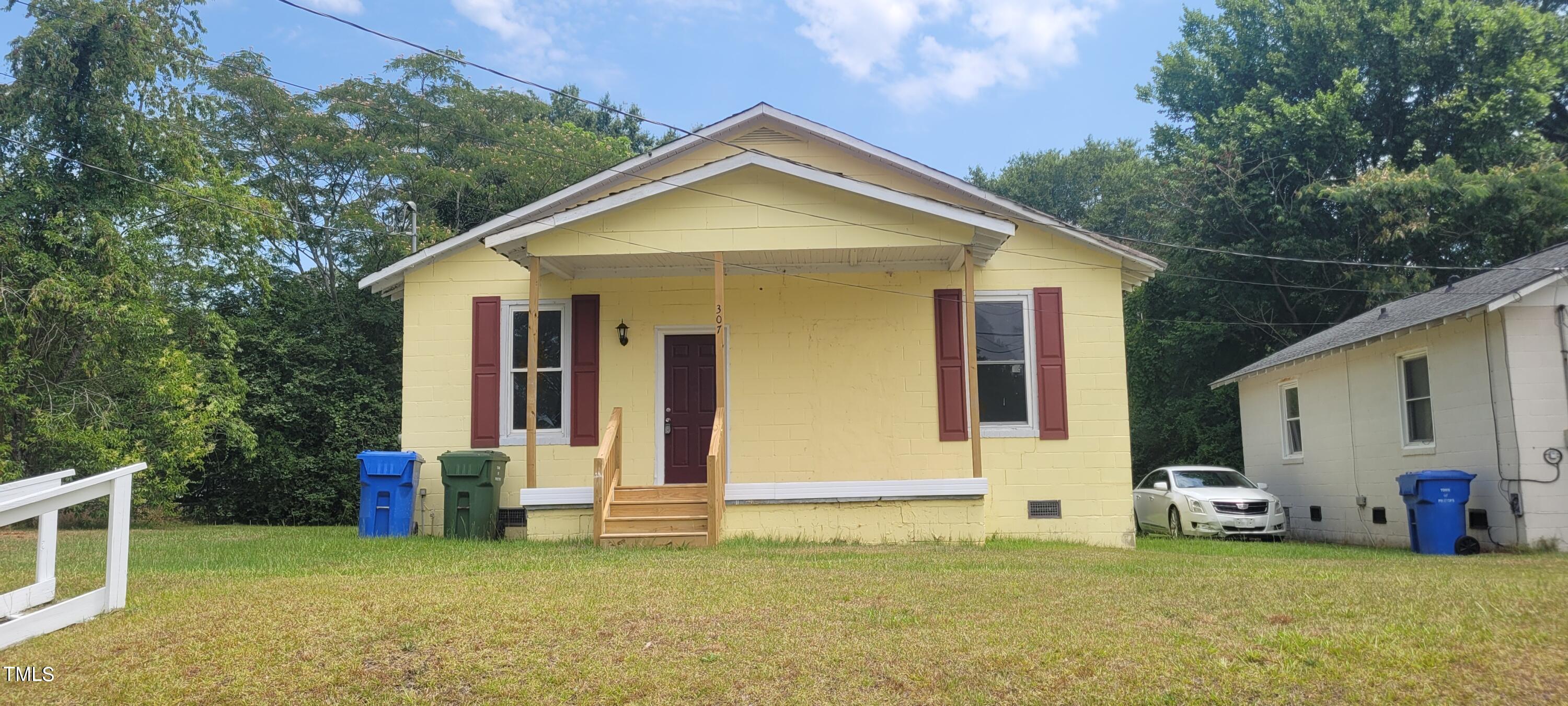 a view of a house with backyard
