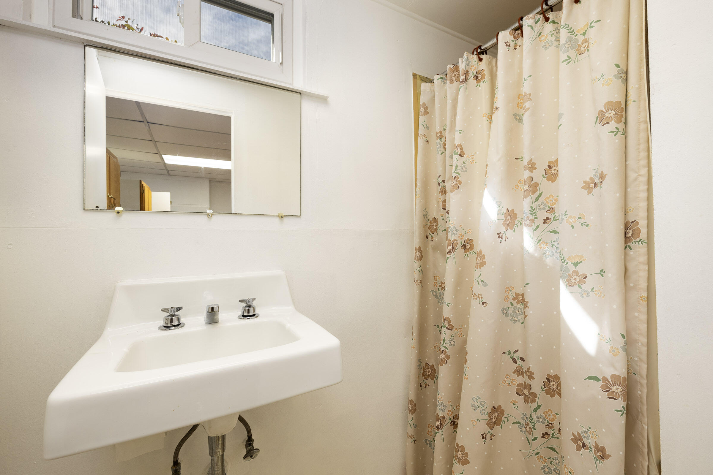 520 San Onofre Road Santa Barbara, CA 93105 - Photo 20 of 33 Bathroom attached to back Bedroom/Office