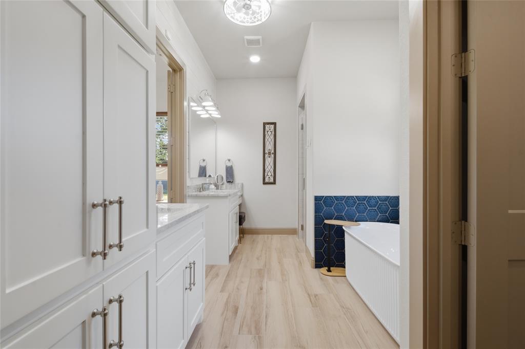 958 Cedar Mills Road Gordonville, TX 76245 - Photo 21 of 40 a bathroom with a sink a mirror and a bathtub