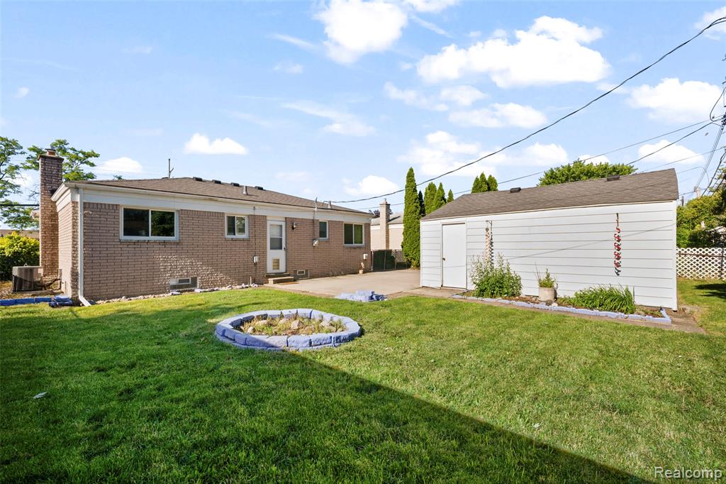 15641 Common Road Roseville, MI 48066 - Photo 7 of 32