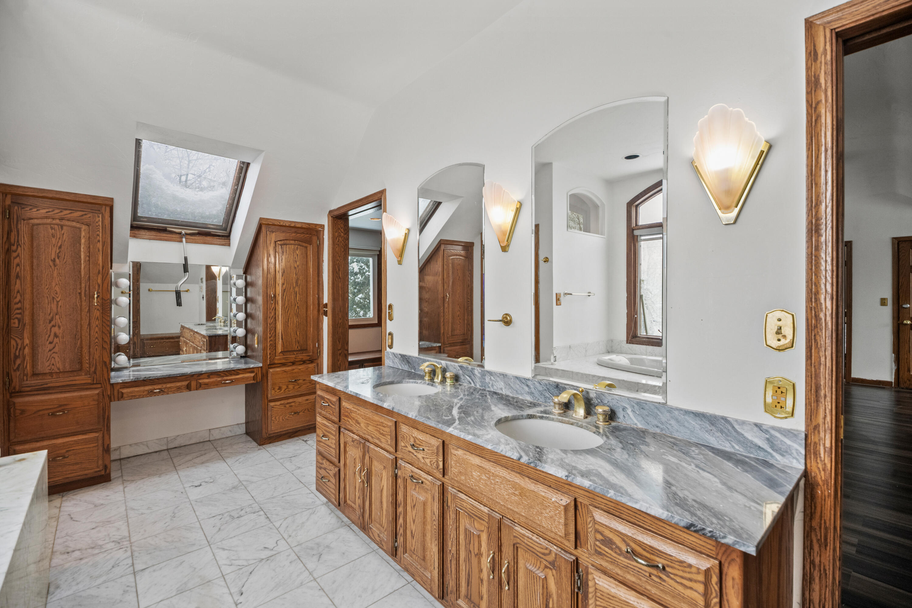 2003 South Valley Spring Drive New Berlin, WI 53151 - Photo 50 of 73 Primary Bathroom