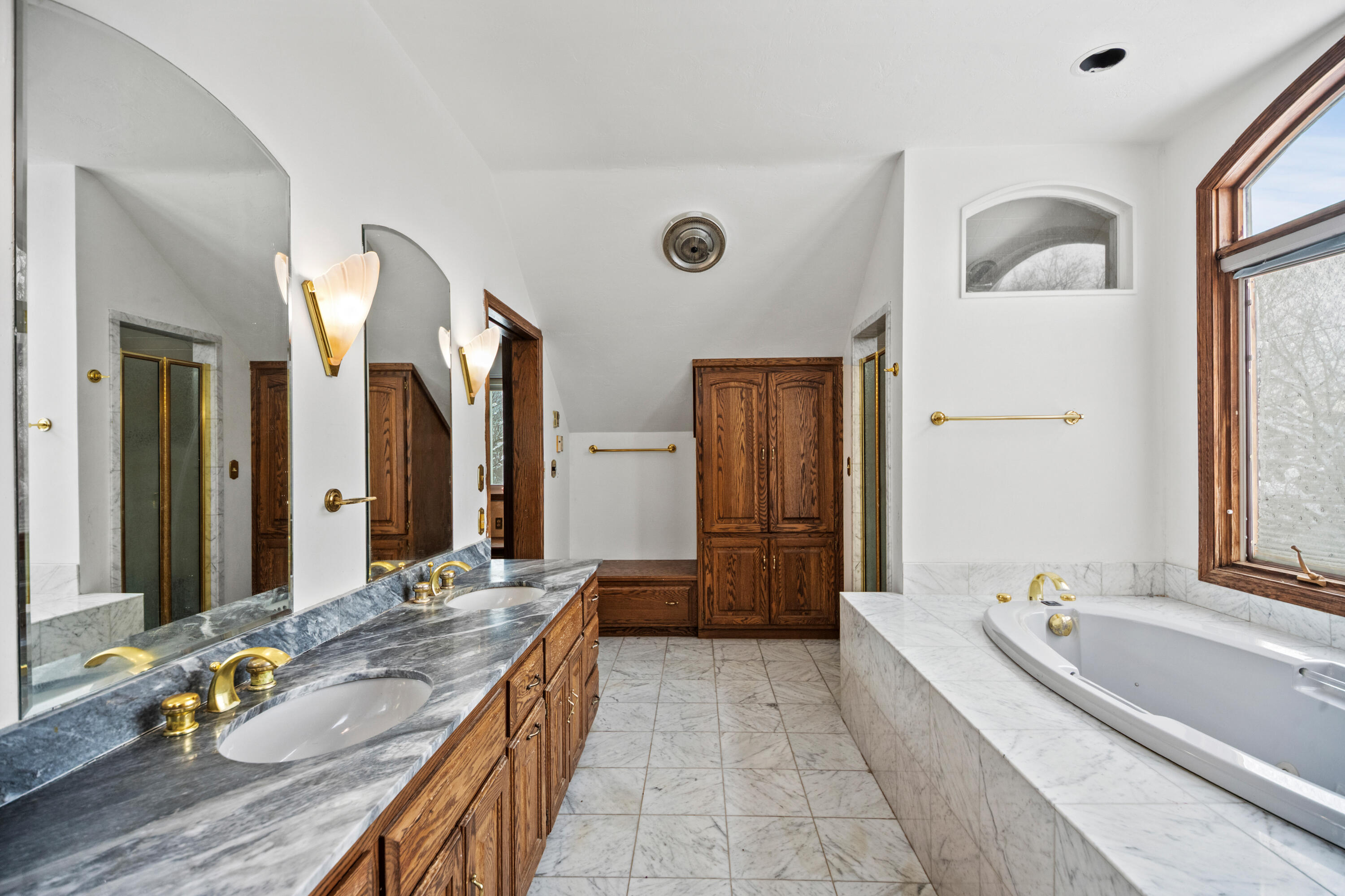 2003 South Valley Spring Drive New Berlin, WI 53151 - Photo 51 of 73 Primary Bathroom