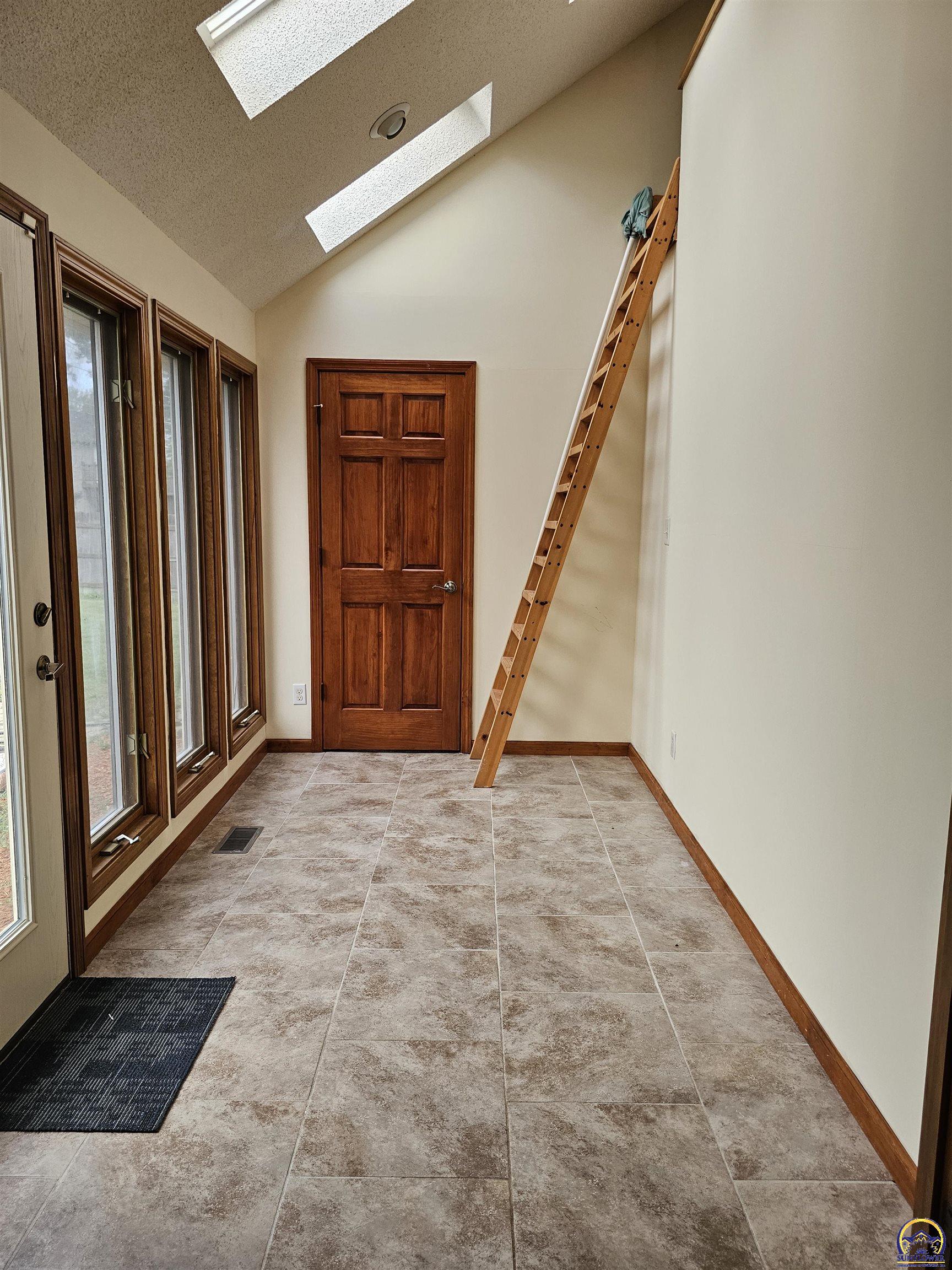 6636 Southwest Gisbourne Court Topeka, KS 66614 - Photo 12 of 21